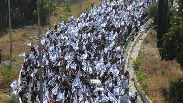 İsrail’de olaylar durulmuyor On binlerce kişi Kudüs’e yürüdü