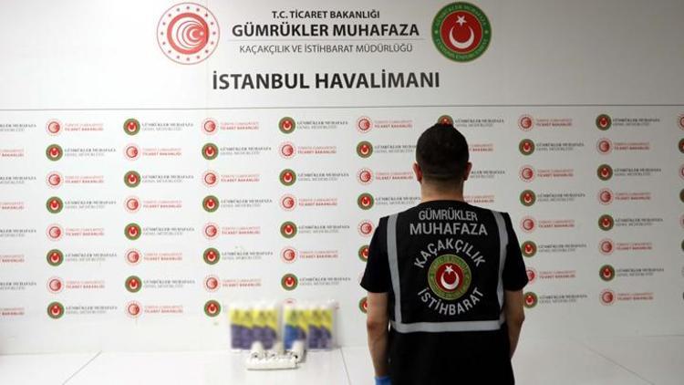 İstanbul Havalimanında hareketlerinden şüphelenilen yolcunun valizinden kokain çıktı