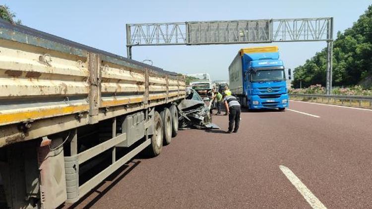 TIRa arkadan çarpan otomobil hurdaya döndü;1 yaralı