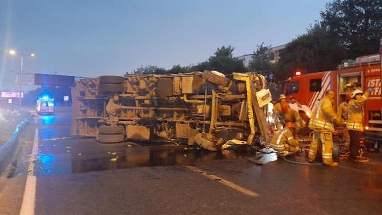 Esenyurtta kamyon devrildi: 1 kişi hayatını kaybetti
