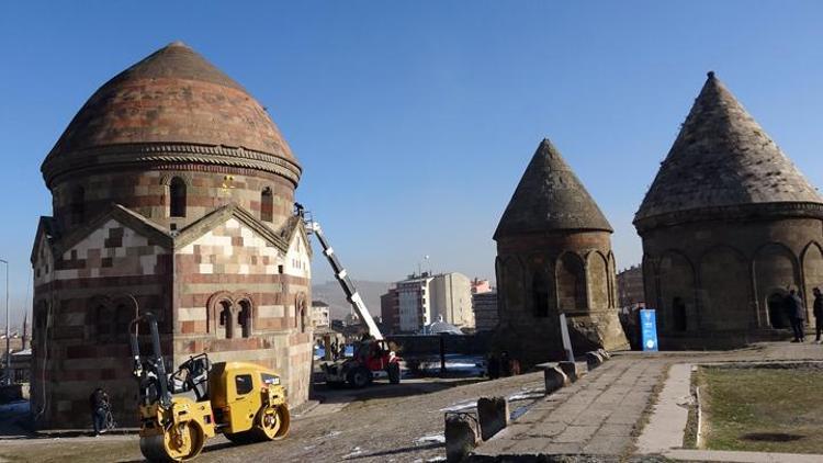Erzurumda tarihi yapılarda depremlerin izini sürüyorlar