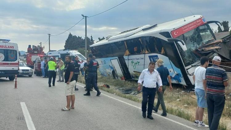 Gelibolu’da tur otobüsü kaza yaptı; 1 ölü, 8 yaralı