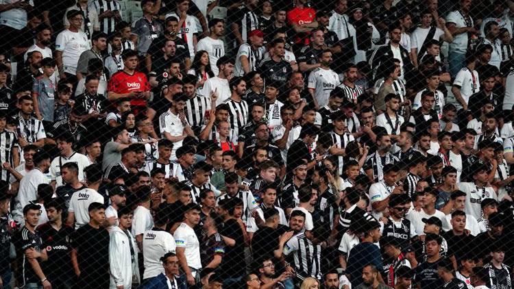 Beşiktaş - Tirana maçında Yönetim istifa tezahüratları