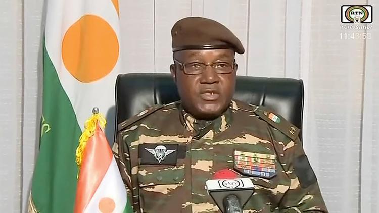 Nijerde darbe... Geçiş hükümetinin başkanı General Tchiani oldu