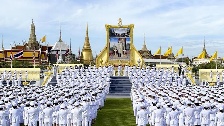 Tayland Kralı 71. yaşını görkemli bir törenle kutladı