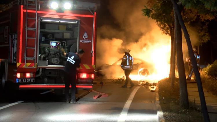 Beylikdüzünde lüks otomobil alevlere teslim oldu