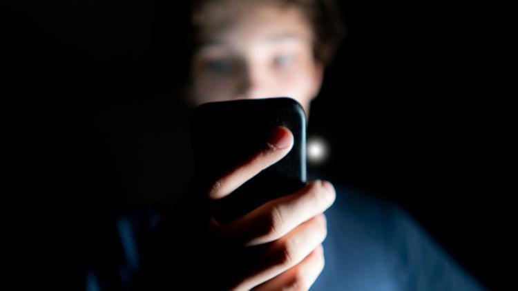 Gençleri ve teknoloji firmalarını kızdıran plan Akıllı telefonlara ciddi kısıtlama: Akşam 10dan sabah 6ya kadar internet kullanamayacaklar