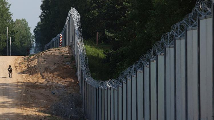 Polonya düğmeye bastı: Belarus sınırına bin asker daha gönderiliyor