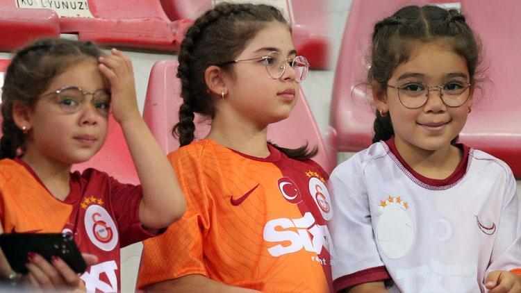 Kayserispor - Galatasaray maçında forma krizi İki minik kıza Galatasaray formaları ters giydirildi
