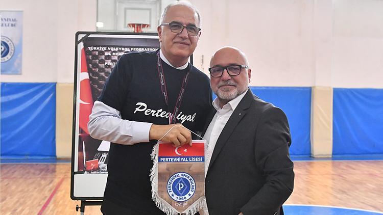 Pertevniyal Lisesi, TVF Başkanı Üstündağ’ı ‘Yılın En Başarılı Federasyon Başkanı’ seçti