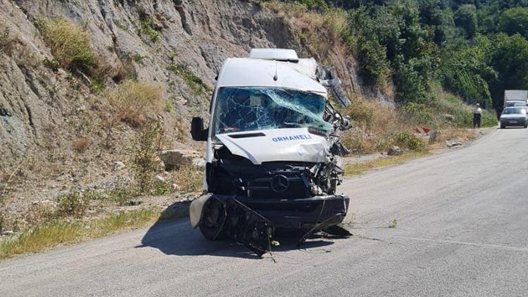 Minibüs kamyon ile çarpıştı: 1 ölü, 5 yaralı