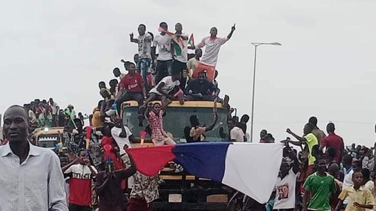 Nijer’de cunta destekçileri Fransa ve ECOWAS’ı protesto etti