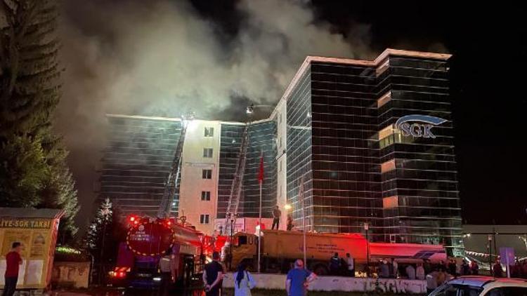 Sivasta korkutan yangın SGK İl Müdürlüğü binasının çatısı alev alev yandı