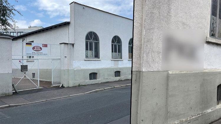 Boyayla caminin duvarına yazdılar Terör yandaşlarından alçak saldırı