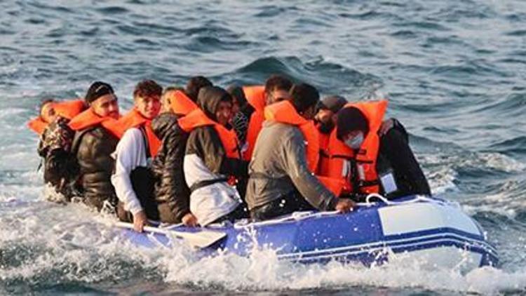 Teknelerle İngiltere’ye gelen mülteci sayısı 17 bini aştı