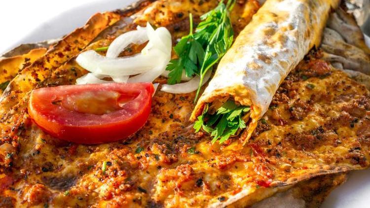 Lahmacun hamurunu çıtır çıtır yapan yöntem... İç harcı da bu tarifle mükemmel oluyor