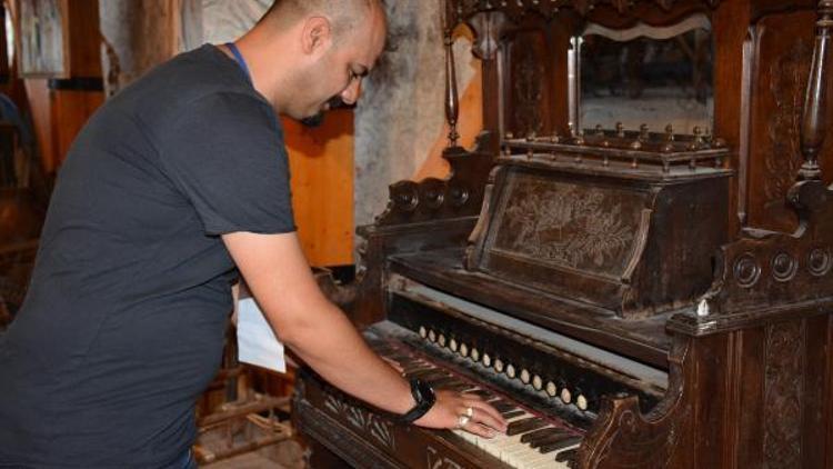 153 yıllık körüklü kilise piyanosu ilgi görüyor