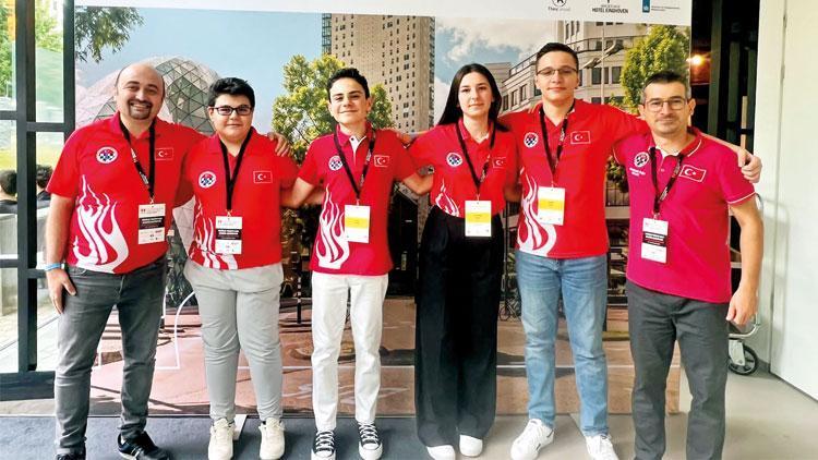 Türkiye’nin satranç hamlesi Türk Satranç Genç Milli Takımı gümüş madalya aldı