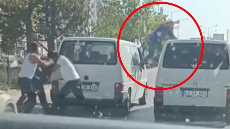 Konyada trafikte aracın camından çıkıp saldırdı
