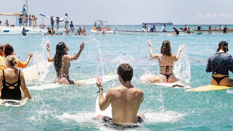 Hawaii’de ölenler denizde anıldı