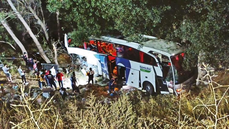 Katliam gibi kaza: 12 ölü, 18 yaralı... Yolcu otobüsü şarampole devrildi