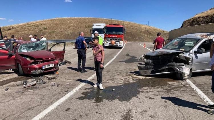 Erzurumda feci kaza Kafa kafaya çarpıştılar: 4ü ağır 8 yaralı