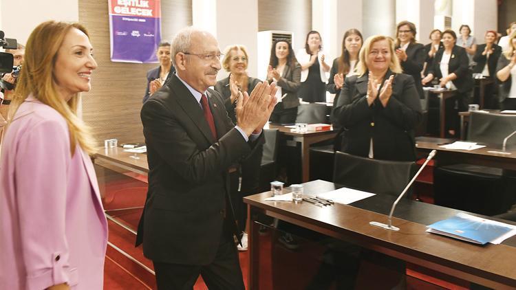 Kılıçdaroğlu, CHP’li kadınlarla: Erkekler biraz geriden geliyor