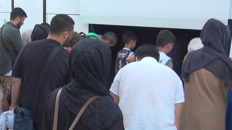 Antalyada tekneye binerken yakalanan kaçak göçmenler, göç idaresine teslim edildi