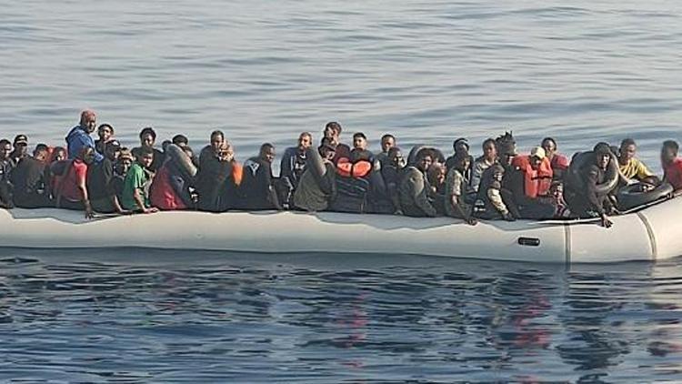 Yunanistan duyurdu: Göçmen botundaki 50 kişi kurtarıldı
