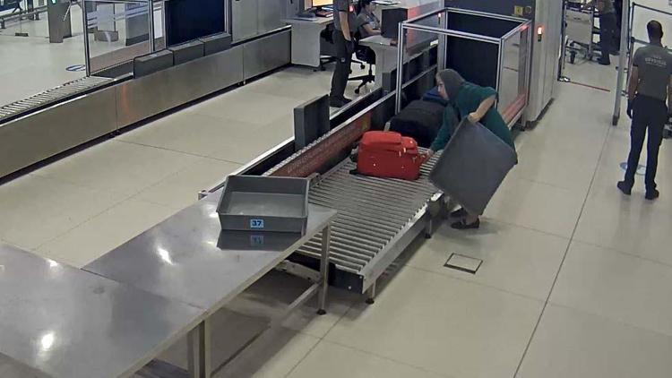 Başkasına ait valizi aldı, panikle havalimanına gelince yakalandı