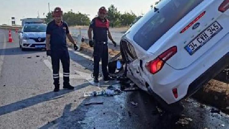 Amasya’da otomobil orta refüje çarptı: 5 yaralı