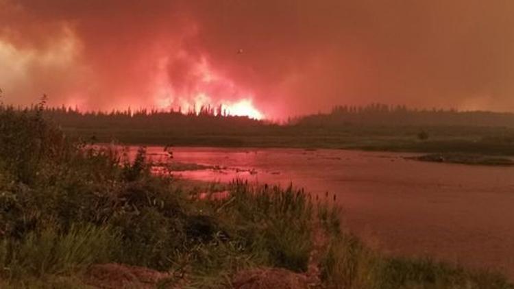 Kanada alevlerle mücadele ediyor: Hay River kasabasına tahliye emri