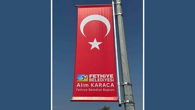 Fethiyede belediyenin logosu ile başkanın isminin yer aldığı bayraklar toplatıldı... Muğla Valiliğinden açıklama