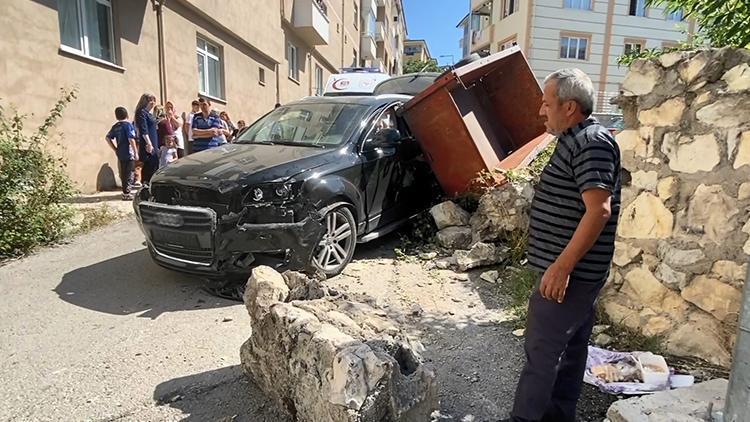 Kastamonuda trafik kazası... Cip, otomobil ve römorka çarptı