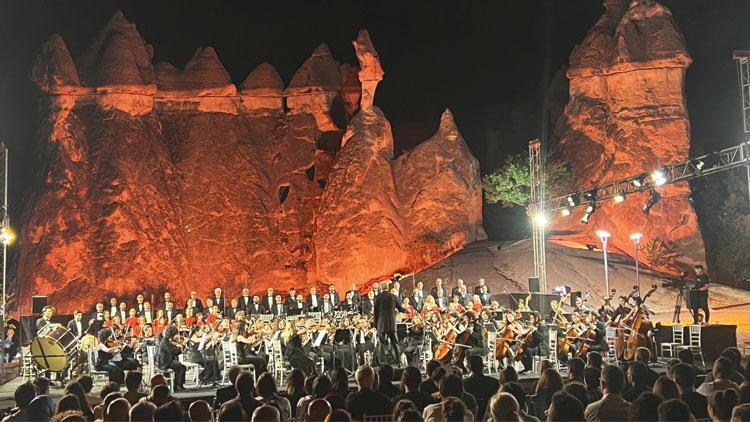 Kapadokya’da 140 kişilik koro muhteşem bir konser verdi: 100’üncü yıl şovu
