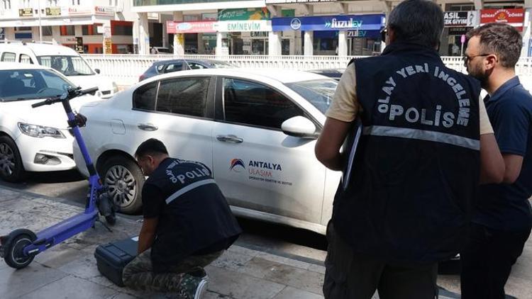 Antalyada otomobilin kapısı açık unutulunca para dolu torba çalındı