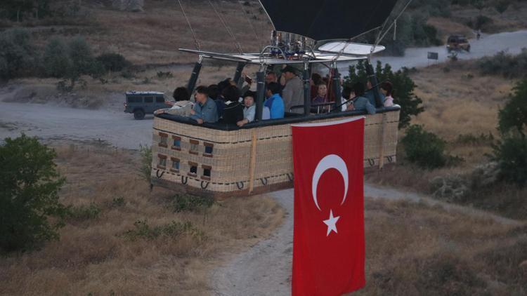 Kapadokyada Türk bayraklı uçuş