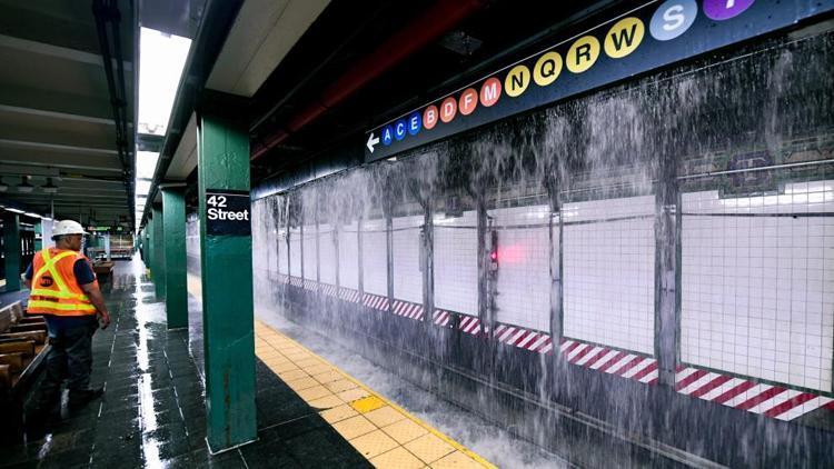 127 yıllık su şebekesi patladı New York metrosu sular altında...