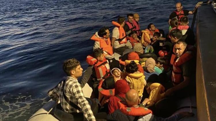Çanakkalede lastik bottaki 39 kaçak göçmen yakalandı