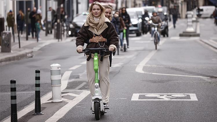 Paristen flaş Scooter kararı: Sokaklardan kaldırıldı