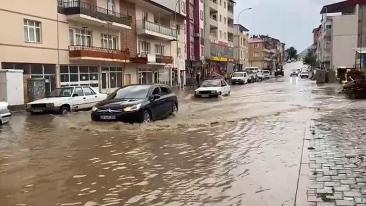 Adana’da sağanak yağış Yollar göle döndü
