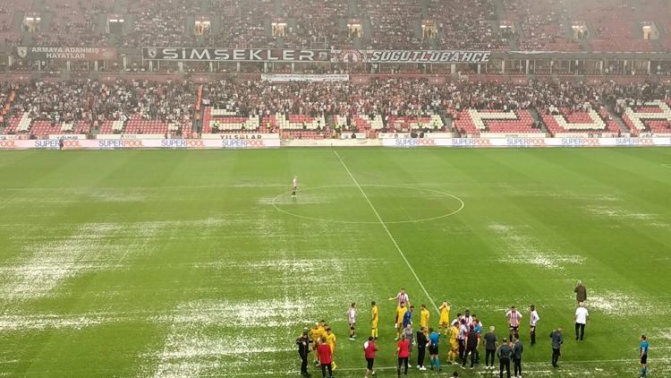 Son dakika: Samsunspor - İstanbulspor maçı yarıda kaldı