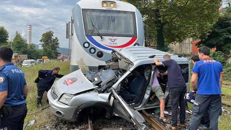 Tren, hemzemin geçitteki otomobile çarptı: Sürücü ağır yaralı