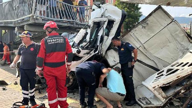 Üst geçidin ayağına çarptı Milas’taki kazada TIR sürücüsü öldü