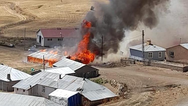 Bingölde bir ahırda yangın çıktı: 22 küçükbaş öldü