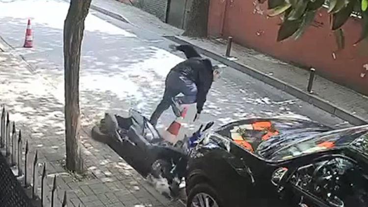 Hırsız panik yapınca motosikletten düştü... O anlar kameraya böyle yansıdı