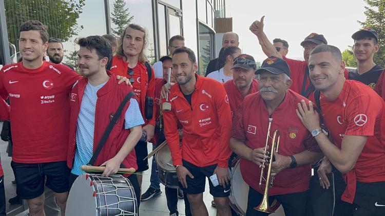Milli futbolculara Eskişehirde bandolu karşılama