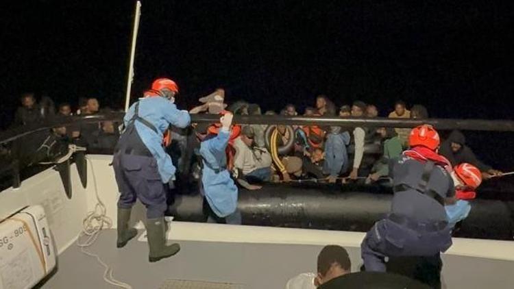 İzmirde kaçak göçmen operasyonu 104 düzensiz göçmen ve 3 göçmen kaçakçısı yakalandı