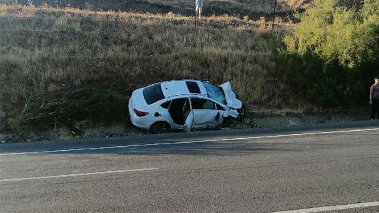 Bingölde feci kaza... Otomobiller kafa kafaya çarpıştı: 1 ölü, 2 yaralı