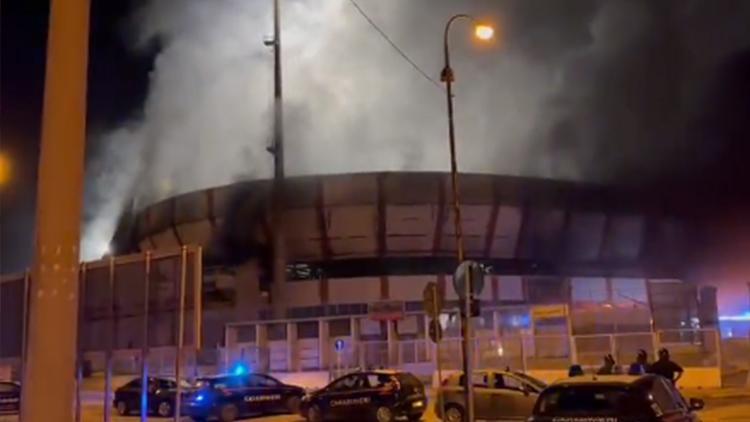 Son Dakika: İtalyada Foggia taraftarları stadyumu ateşe verdi Tarantoya mağlup olunca...